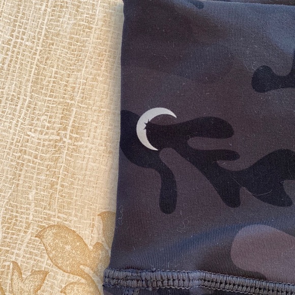 ZYIA Active Forest Camo Luxe High-Rise Capri Leggings 4 - Picture 4 of 7